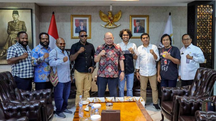 Diskusi Bersama Senator Papua, Ketua DPD RI Bicara Bangsa hingga Bola