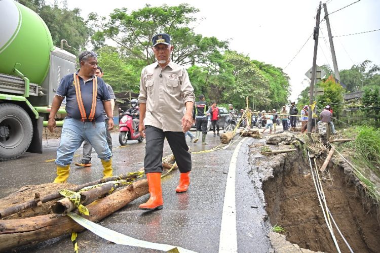 Gubernur Mahyeldi: Aparat Daerah Jangan Lelet Tangani Banjir di Agam dan Tanah Datar