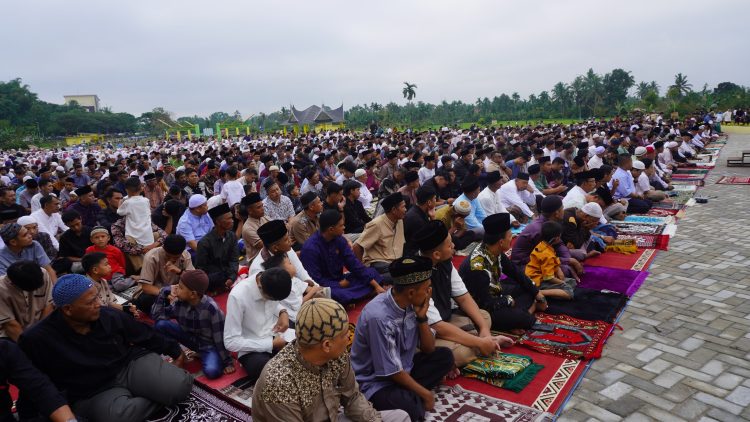 Ribuan Warga Padati Sholat Idul Fitri di Ruang Terbuka Hijau Mahkota Berlian Sarilamak..