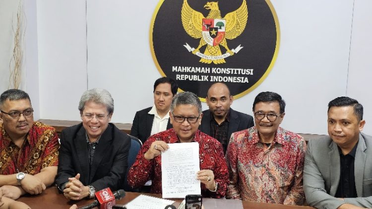 Hasto Serahkan Amicus Curiae dari Megawati untuk Hakim Konstitusi