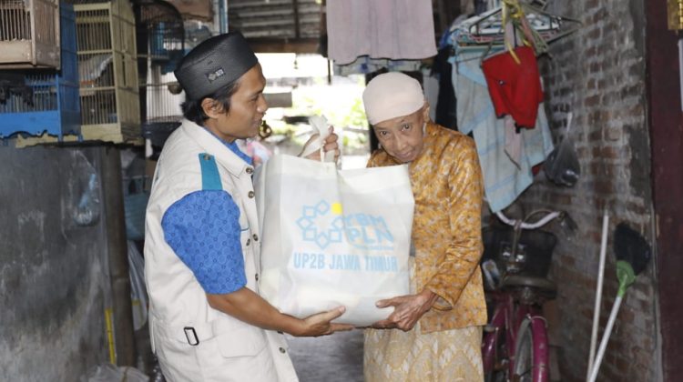 Mengambil Berkah di Bulan Suci, YBM PLN UP2B Jatim Salurkan Bingkisan Ramadhan