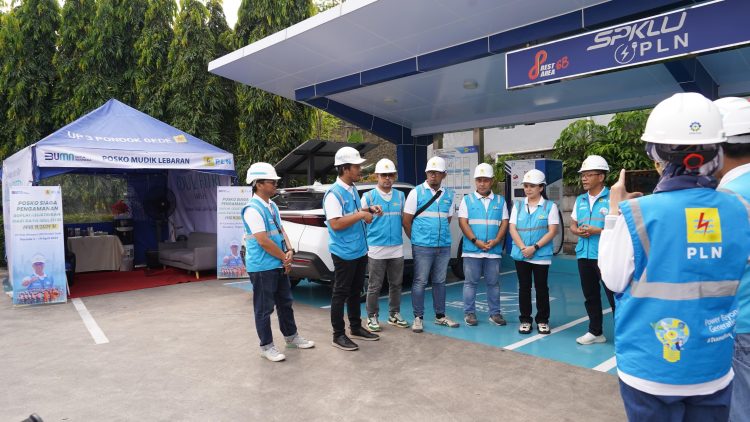 PLN UID Jakarta Raya dan Kementerian ESDM Inspeksi Bersama SPKLU di Rest Area Jalur Mudik