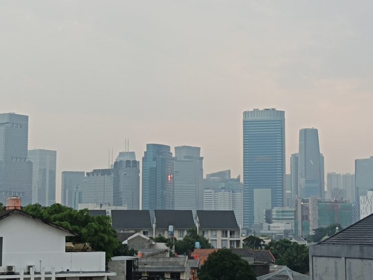 Polusi udara di Jakarta teralihat menyelimuti gedung-gedung tinggi Rabu (17/4) pagi/Foto. Aldi
