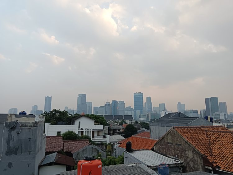 Asap putih terliahat menyelimuti gedung-gedung di Jakarta pada Rabu pagi/Foto. Aldi