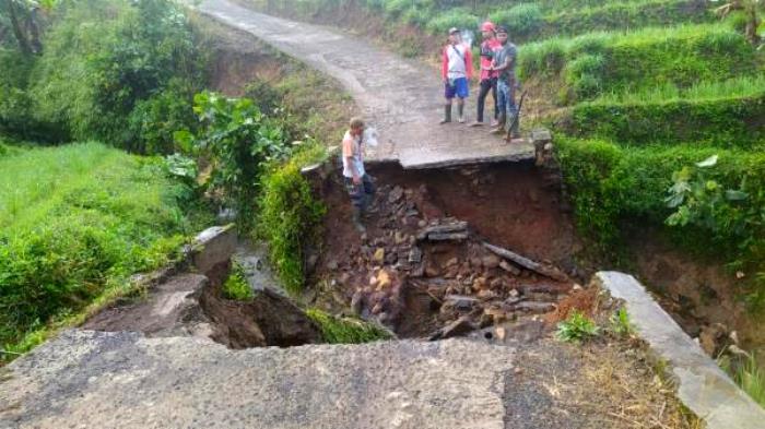 Jembatan Kiara Amruk Diguyur Hujan Deras, Penghubung 2 Desa di Tasikmalaya Terputus