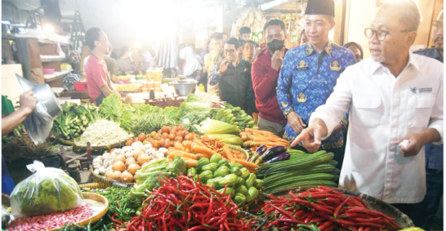 Tiap Hari Kunjungi Pasar, Mendag Zulhas Klaim Harga Pangan Turun Jelang Lebaran