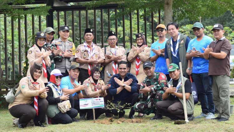 Peringati Hari Bumi, Messenger of Peace Kalbar dan Gerakan Pramuka Malaysia Berkolaborasi Tanam Pohon