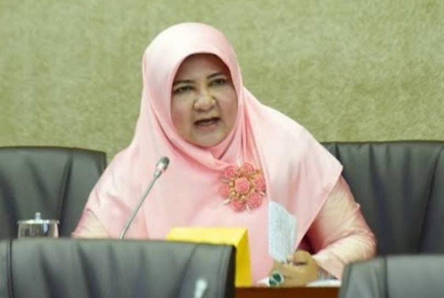 Legislator PKS Asal Sumbar Nevi Zuairina Minta Garuda Jelaskan Keterlambatan Penerbangan Jemaah Haji