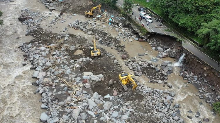 Kementerian PUPR Kerahkan Alat Berat Tangani Banjir Lahar Dingin di Sumbar