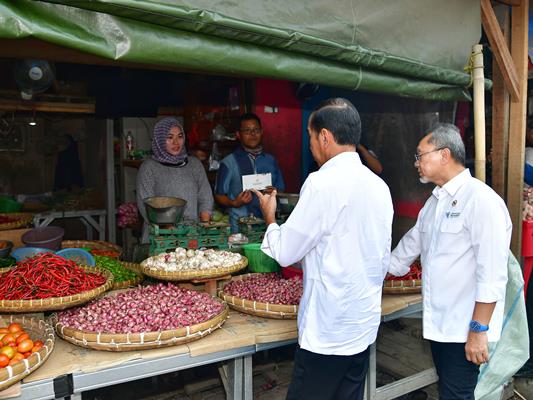 Tinjau Bahan Pangan di Pasar Baru Karawang, Presiden Jokowi sebut Harga Masih Baik