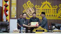 Pj Bupati Pringsewu Sampaikan Ranperda Pertanggungjawaban APBD 2023 pada Rapat Paripurna DPRD