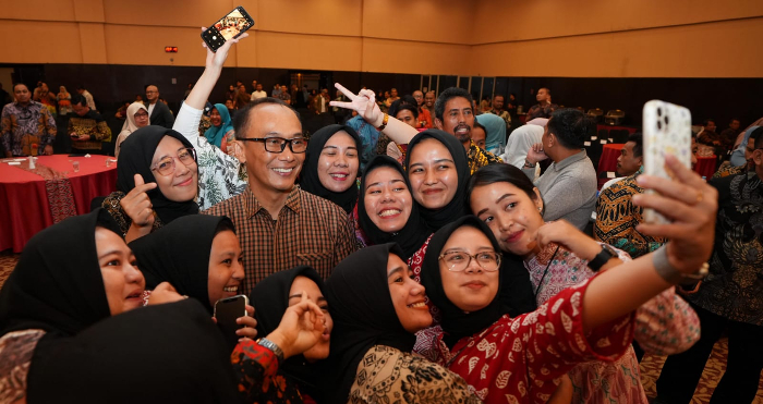 Tinggalkan Sulbar dan Pindah ke Sulsel, Suasana Haru dan Isak Tangis Mewarnai Kepergian Pj Gubernur Prof Zudan