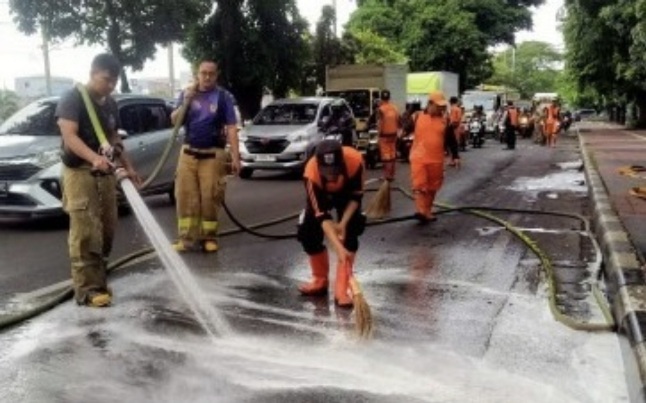 Pemkot Jaktim Kerahkan 25 Personel Bersihkan Tumpahan Oli di Jalan