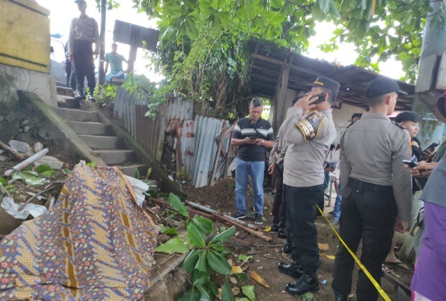 Seorang Pria Ditemukan Tewas di Tepi Banda Kali Sebelah Masjid di Padang Barat