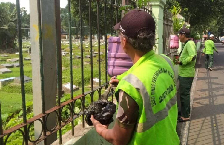 Area Kuburan Umum Cipinang Besar Selatan Dicat Ulang Biar Elok