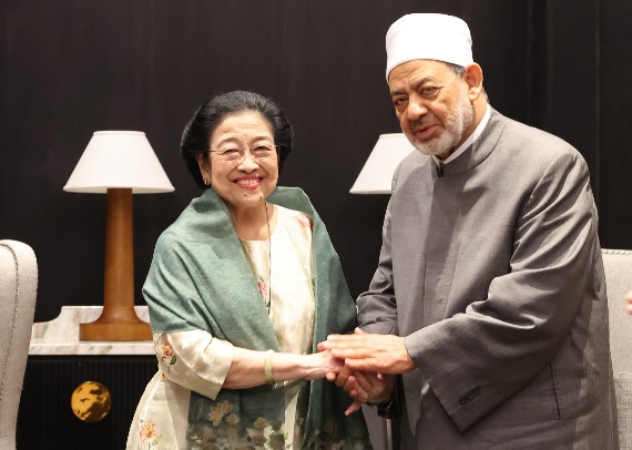 Megawati dan Imam Besar Al Azhar Ahmed El-Tayeb Berjabat Tangan dan Dialog Hangat
