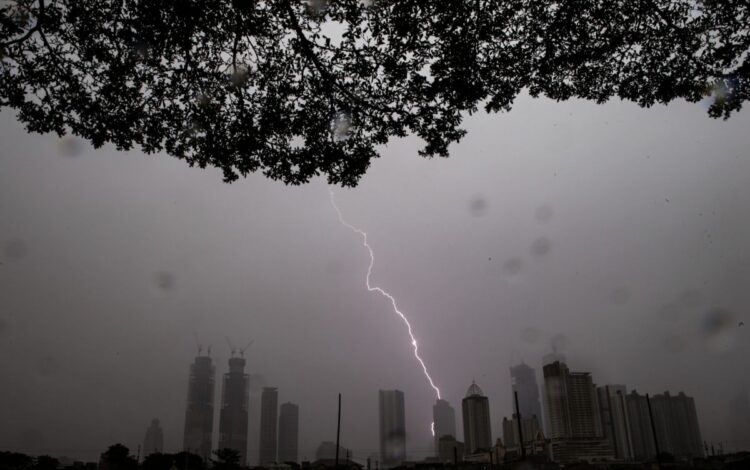 Waspada! Sebagian Wilayah Jakarta Akan di Guyur Hujan Disertai Kilat dan Angin Kencang