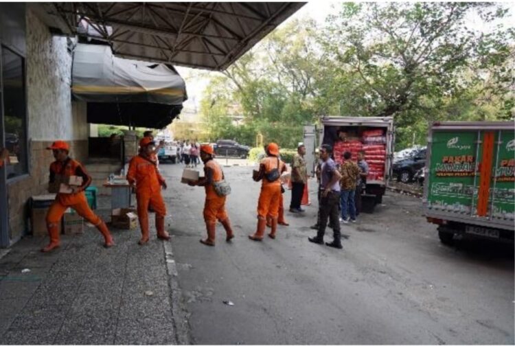 Perumda Pasar Jaya Salurkan Sembako Kepada Korban Kebakaran Manggarai