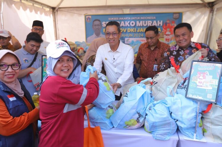 Budi Heru Bagikan Sembako Murah di Pasar Pramuka