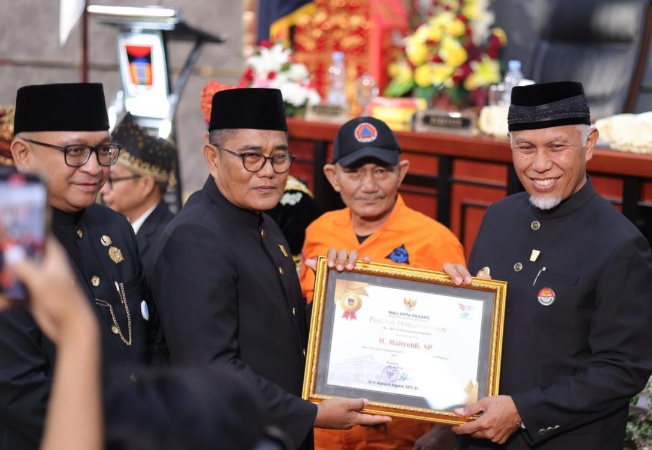 Sejumlah Tokoh Raih Pin Emas di Hari Jadi Kota Padang ke-355