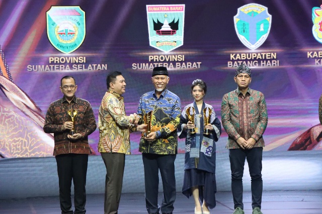 Gubernur Mahyeldi Raih Penghargaan Nasional Pimpinan Daerah Award 2024