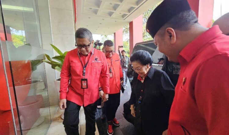 Disambut Hasto, Megawati Tiba di Kantor DPP PDIP Untuk Umumkan 305 Paslon Pilkada