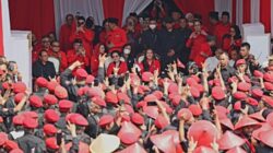 Megawati Memimpin Pengibaran Bendera Merah Putih di Hadapan Lautan Satgas PDIP