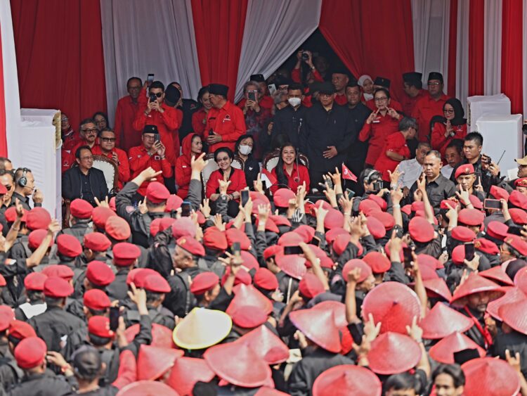 Megawati Memimpin Pengibaran Bendera Merah Putih di Hadapan Lautan Satgas PDIP