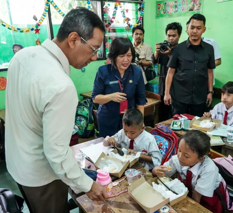 Heru Budi Korbankan Dana Operasional Gubernur Buat Uji coba Makan Siang Gratis