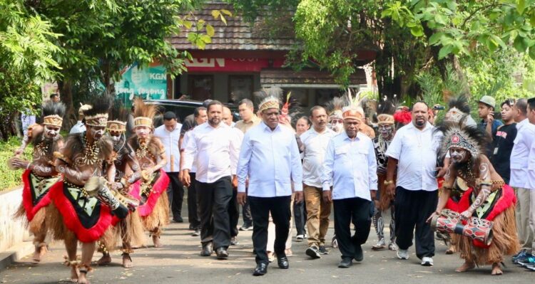 Tiba di Kantor DPP Gerindra untuk Terima Rekomendasi Sebagai Cagub, John Wempi Wetipo Disambut Tarian Papua