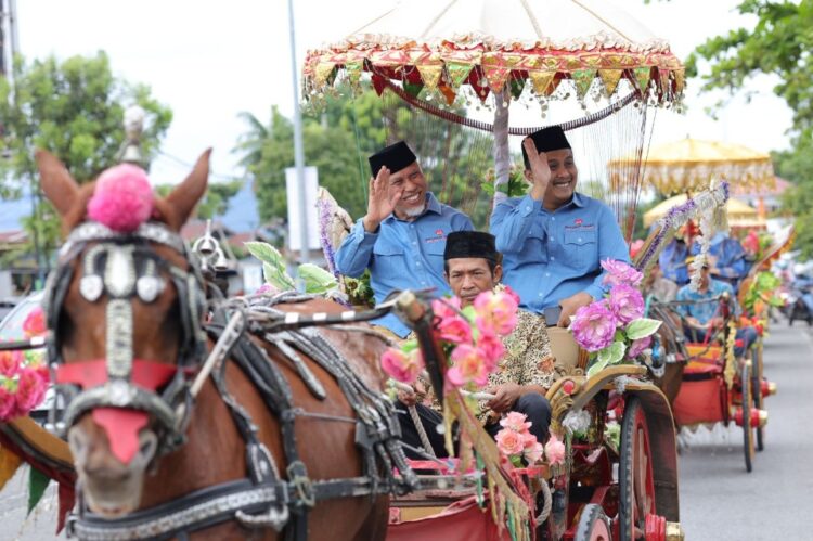 Mahyeldi-Vasco Pasangan Pertama Mendaftar ke KPUD Sumbar 2024