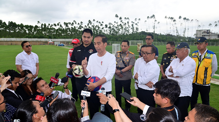 Siap Digunakan, Presiden Jokowi Tinjau Pusat Latihan PSSI dan Jajal Trem Otonom di IKN