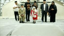 Megawati Berdoa dan Menangis di Makam Imam Al Bukhari