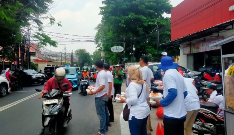 Doakan Berkah Kemenangan Mas Pram-Bang Doel, FKKB Bagikan 1000 Nasi Kotak untuk Warga Jaksel