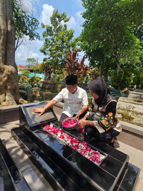 Pj Gubernur dan TP PKK Jakarta Ziarah ke Makam Orang Tua di Banyumas