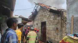 Sebuah Rumah Ditinggal Pemiliknya Hangus Terbakar