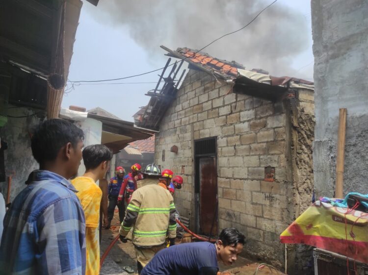 Sebuah Rumah Ditinggal Pemiliknya Hangus Terbakar