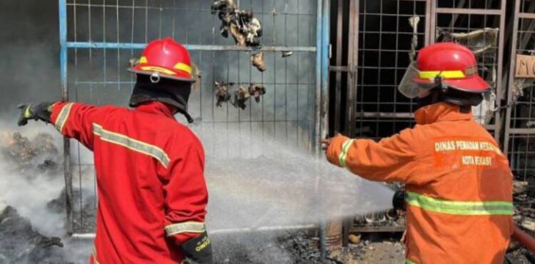 Kebakaran Hanguskan Puluhan Lapak Barang Bekas di Medan Satria Kota Bekasi