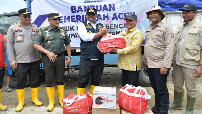 Tinjau Langsung Lokasi Banjir di Aceh Tamiang, Pj Gubernur Safrizal  Serahkan Bantuan Dipimpin Shalat Berjamaah