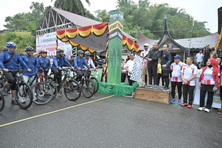 Wamenag RI dan Plt Gubernur Audy Joinaldy Lepas Ratusan Peserta BPKH Hajj Run 2024 di Gubernuran Sumbar