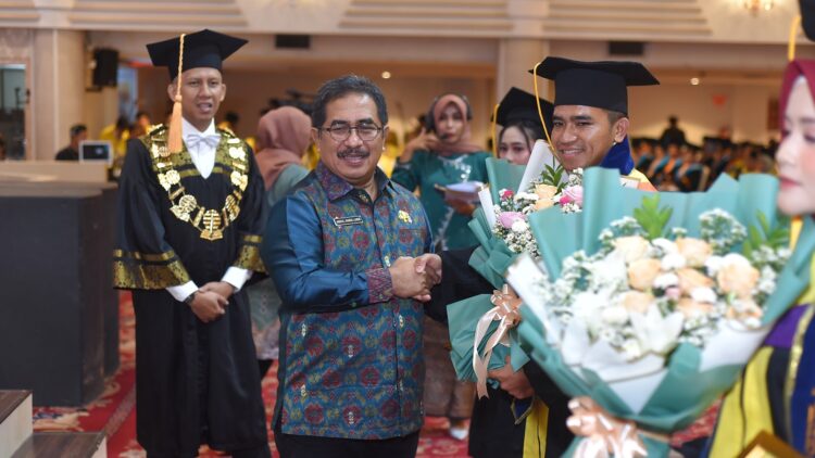 Wujudkan SDM Unggul, UT Medan dan Dinas Pendidikan Sumut Teken MoU di Acara Wisuda