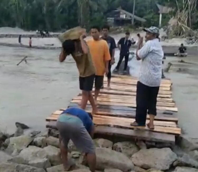 Pemkab Simalungun Bangun Bronjong Rp3 Miliar, Warga Huta Bayu Protes Jembatan Rusak Tak Kunjung Diperbaiki