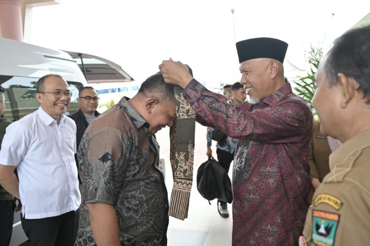 Gubernur Mahyeldi Sambut Kedatangan Wamen UMKM Helvi Yuni Moriza di Sumbar