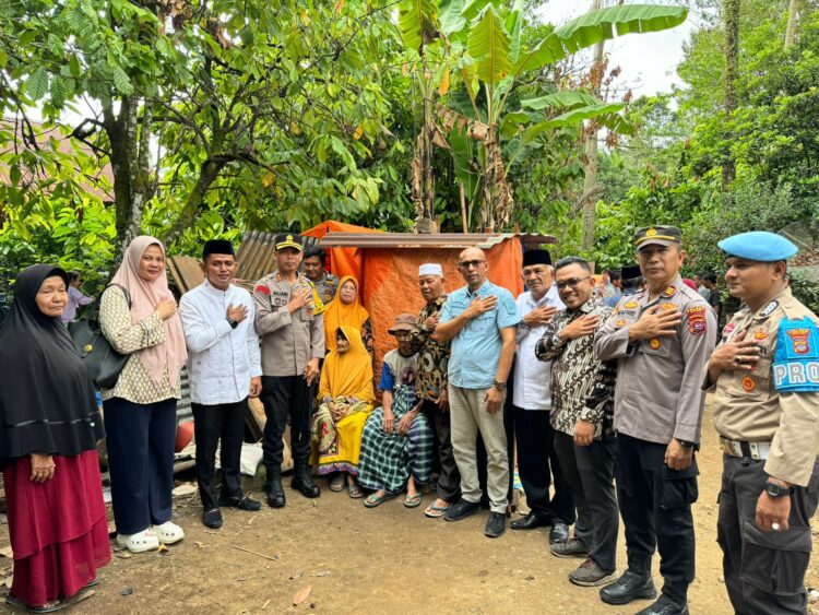 Kapolres Solok dan Wabup Serahkan Bantuan Bedah Rumah Tak Layak Huni