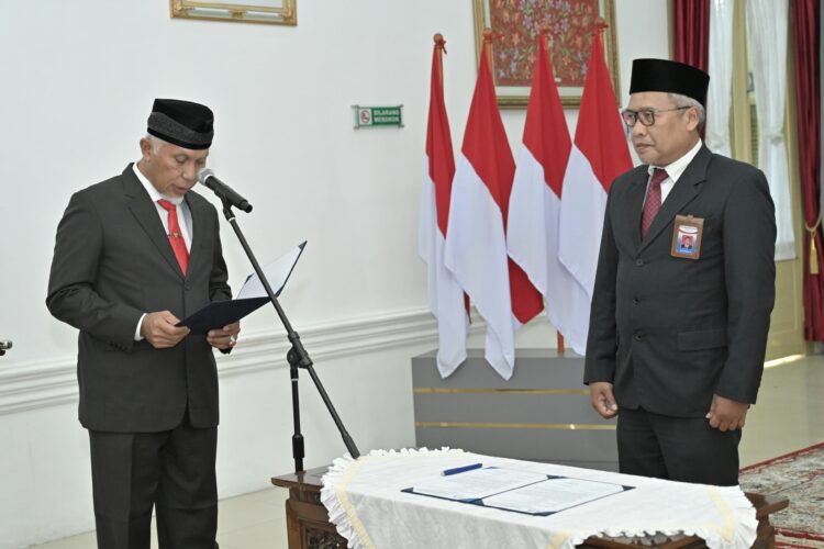 Gubernur Mahyeldi Kukuhkan Arif Ardiyanto sebagai Kepala Perwakilan BPKP Sumbar yang Baru