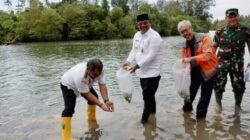 Dukung Pertambangan Berwawasan Lingkungan, Pj Gubernur Safrizal Lepas Bibit Ikan dan Tanam Pohon di Lhoknga