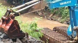 Cegah Banjir, Sudin SDA Jaktim Tuntaskan Pengerukan Lumpur di 24 Lokasi