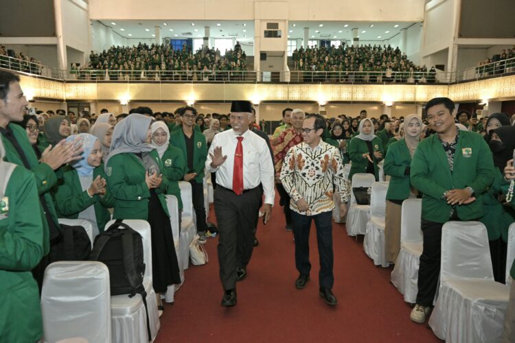 Gubernur Mahyeldi  Lepas Keberangkatan 2.200 Mahasiswa KKN Unand, KKN Ikut Memajukan Nagari