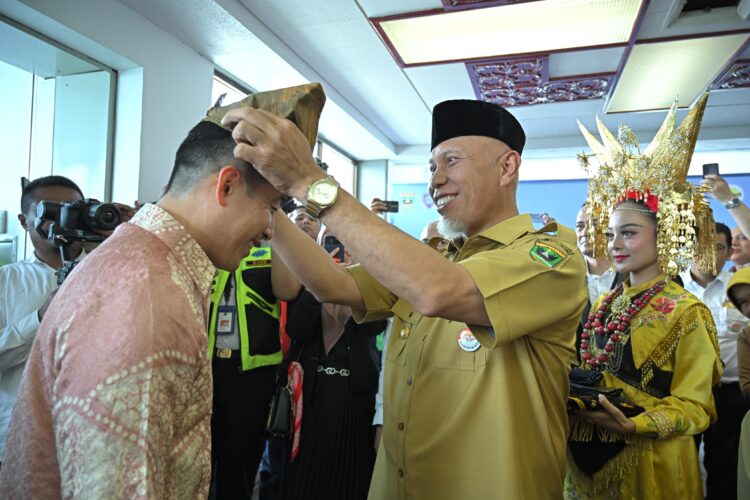 Gubernur Mahyeldi Sambut Penerbangan Perdana Rute Padang-Singapura Bersama Scoot Airlines