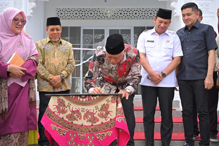 Resmikan Masjid SMAN 1 Sumbar, Mahyeldi : Pusat Pembentukan Pelajar untuk Menjadi Manusia Seutuhnya